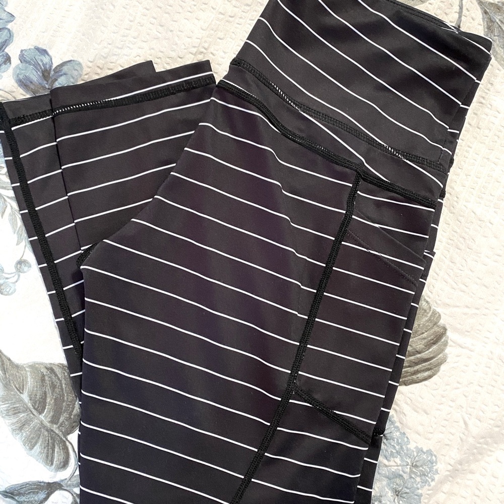 Zyia Black Striped LnT Capris